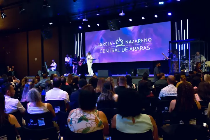 Congregação em pé durante o louvor