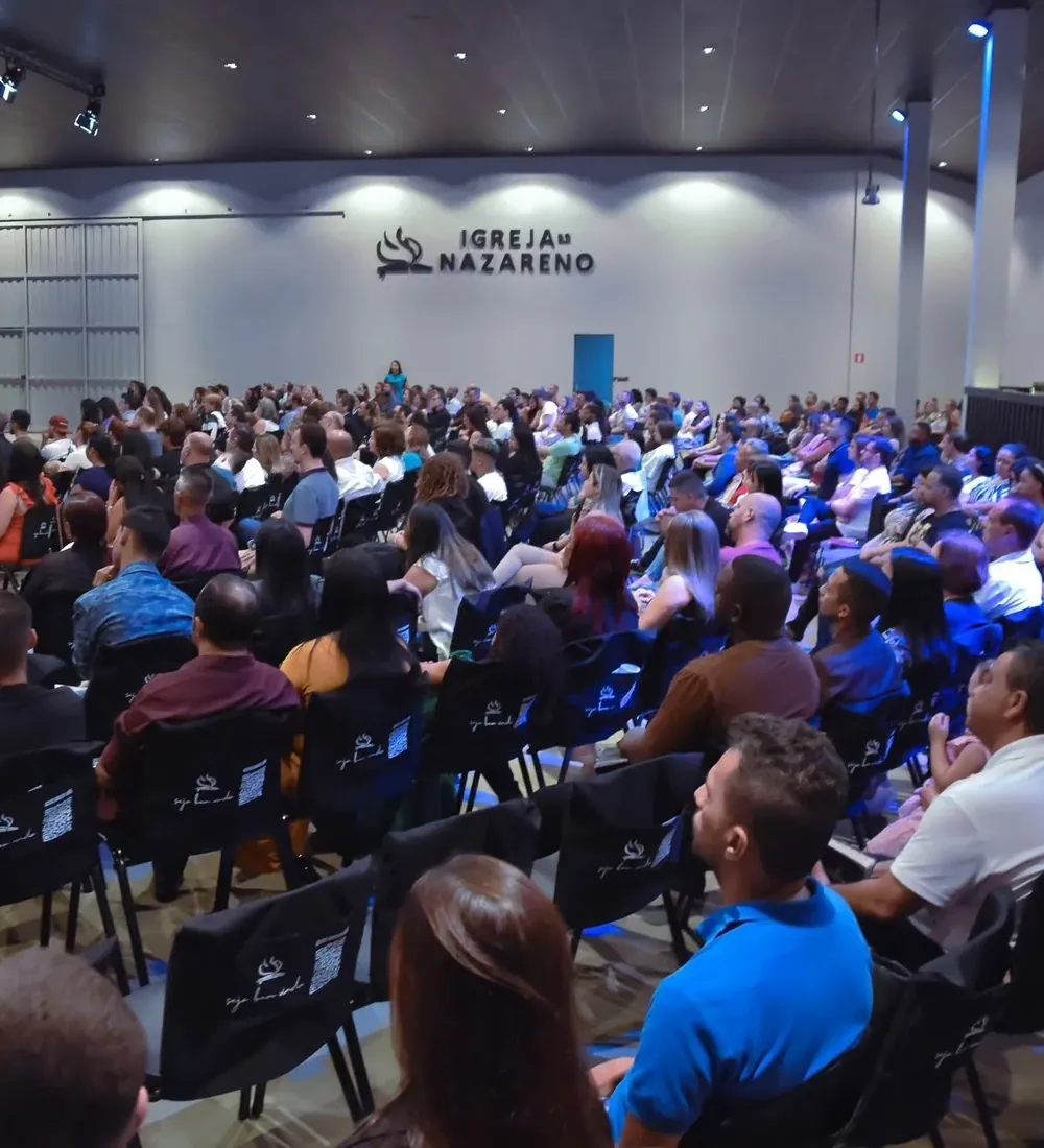 Congregação reunida em um culto na Nazareno Araras